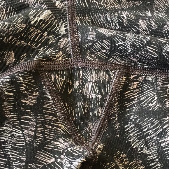 LULULEMON WUNDER UNDER HIGH RISE 23” SCALLOP HEM CROPS 23” ORIGAMI LACE BLACK. - Picture 16 of 16